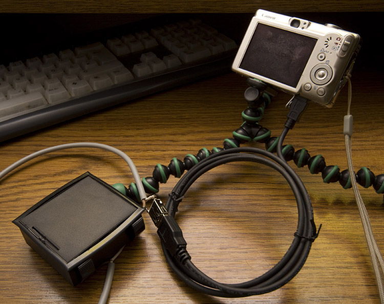 Kamera per USB Kabel mit Batteriepack verbunden